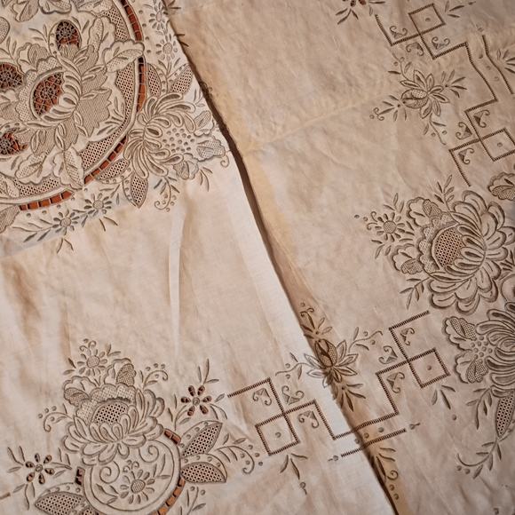 Embroidered Tablecloth W 12 Napkins - Picture 6 of 10